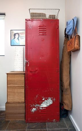 家庭室内红色立式置物柜图片