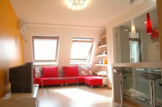 15平阁楼小客厅红色沙发设计效果图