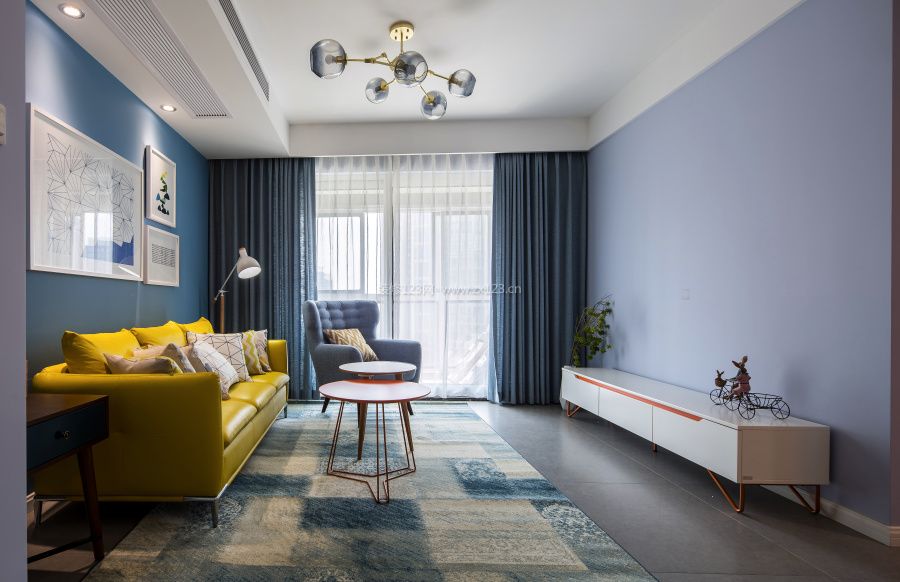 现代北欧客厅装修效果图 沙发和背景墙颜色搭配效果图