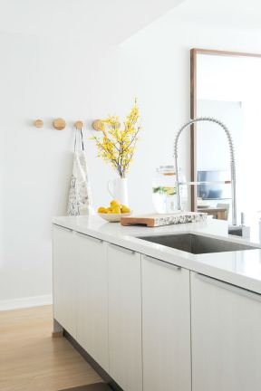 2023现代公寓厨房白色橱柜设计装修效果图