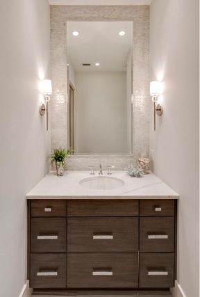 超小户型卫生间洗手台镜前灯设计图片