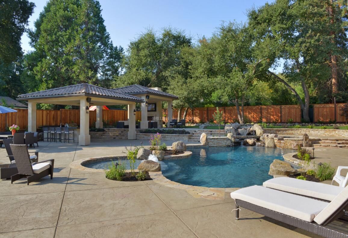美式别墅室外游泳池简单装修图片