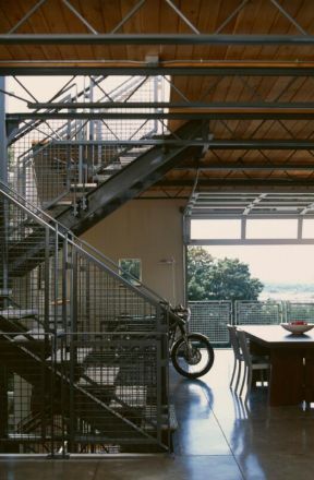 现代工业风格室内不锈钢楼梯设计