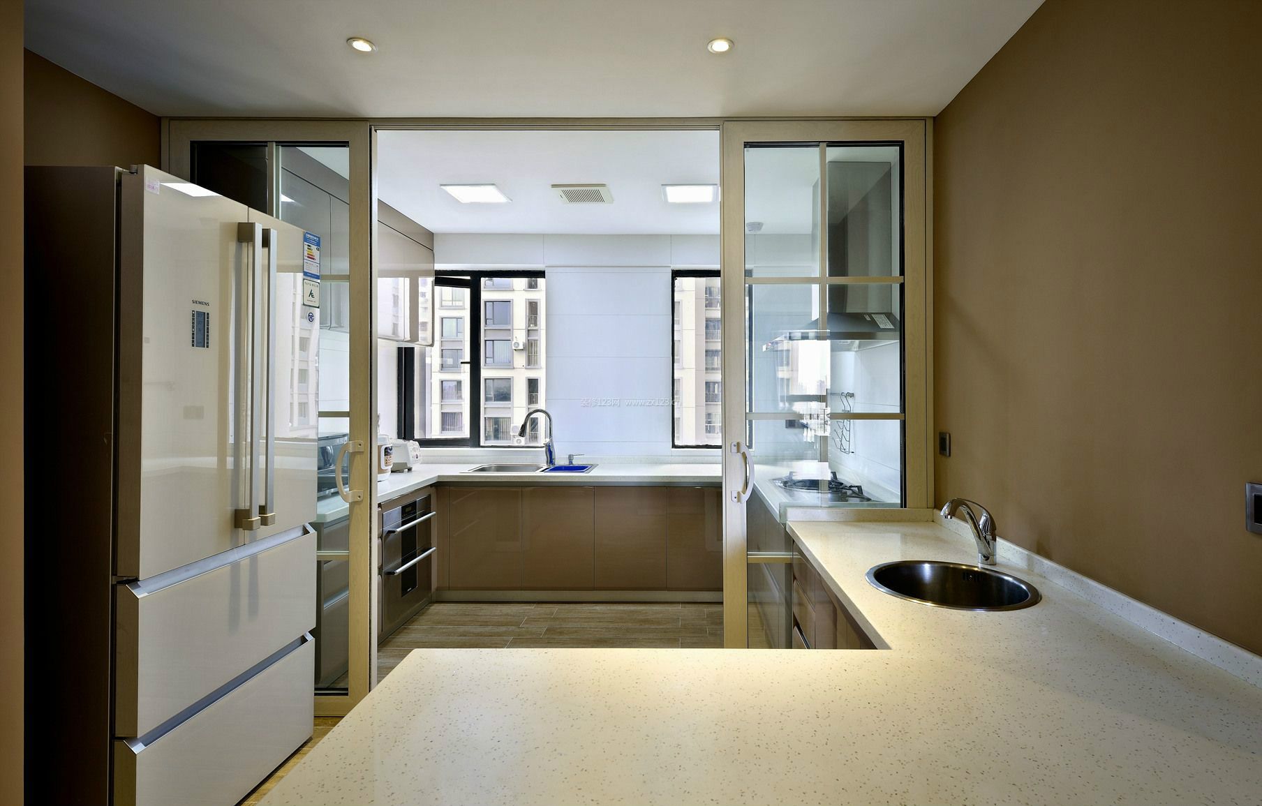 现代家庭厨房玻璃推拉门装修效果图片