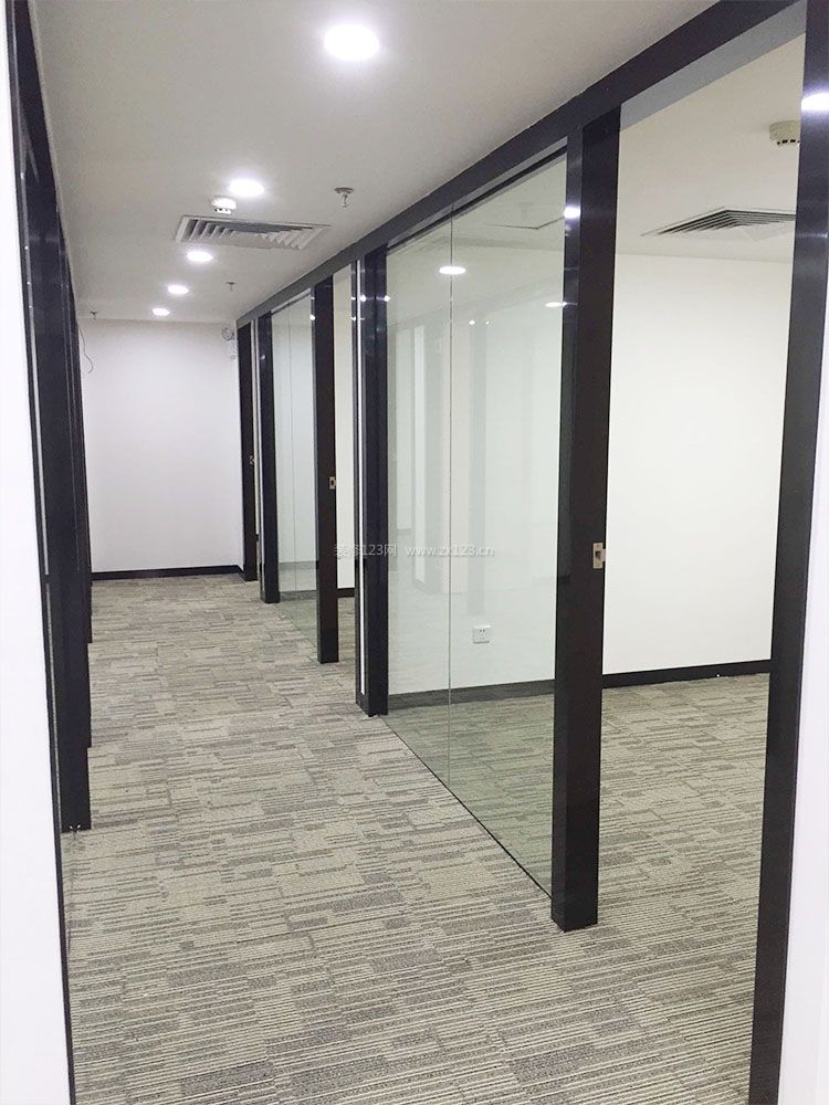 2020小型办公室装修 办公室玻璃隔断墙效果图