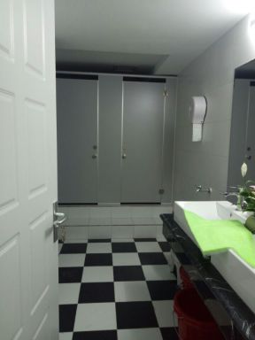 办公室卫生间黑白相间地砖装修效果图片