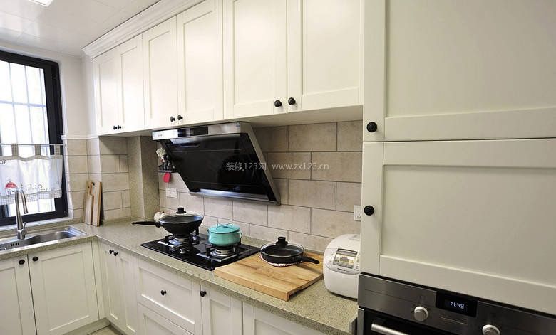 2023美式田园厨房白色橱柜设计装修效果图