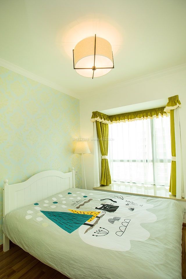 现代温馨卧室飘窗窗帘装修效果图片