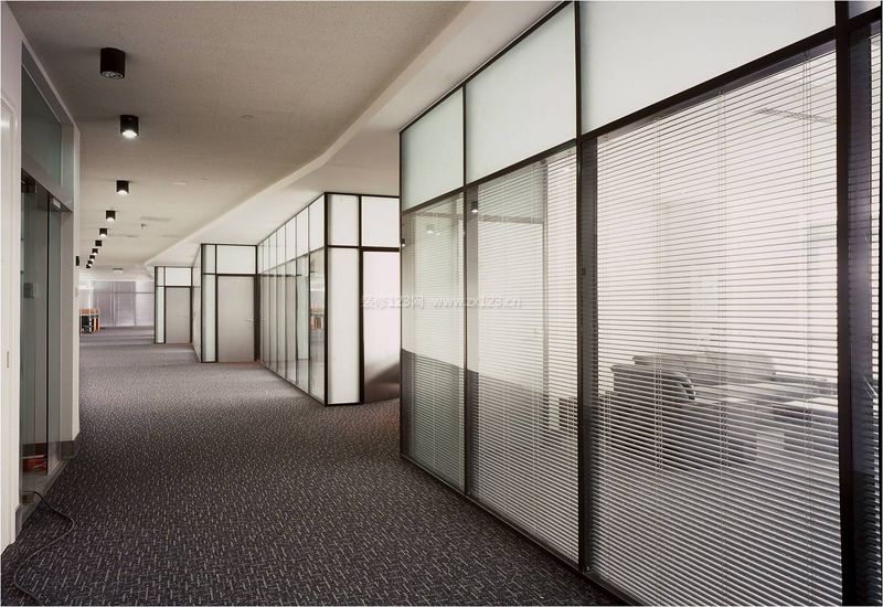 简易办公室玻璃隔断墙装修效果图