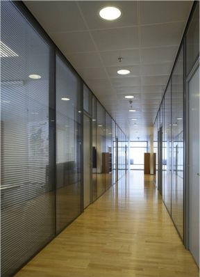 2023小型现代办公室玻璃隔断墙设计效果图