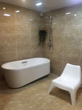 2023现代卫生间白色浴缸设计装修效果图片