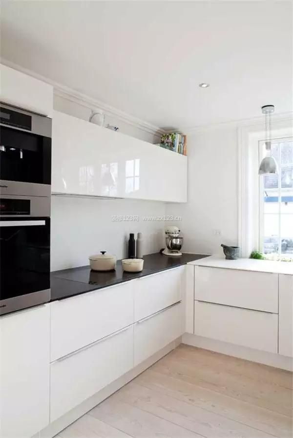 2018简美式厨房白色橱柜装修效果图片