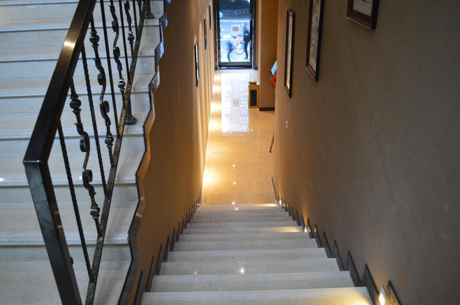 2018现代中式酒店楼梯设计装修效果图