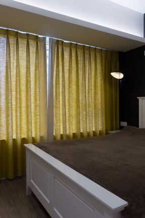 北欧卧室黄色窗帘装修设计效果图片