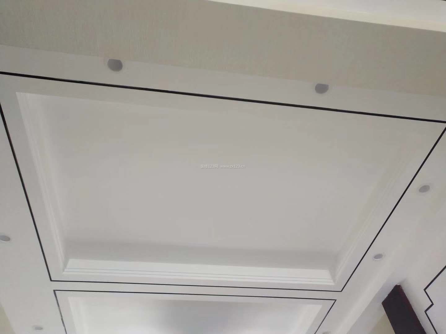 新中式简约客厅石膏板吊顶造型装修效果图
