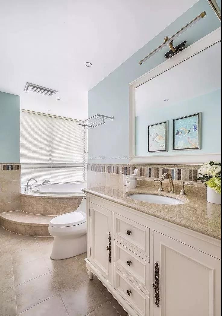休闲美式风格卫生间台阶浴缸装修效果图片
