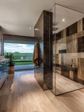 现代浴室玻璃墙隔断装修效果图片