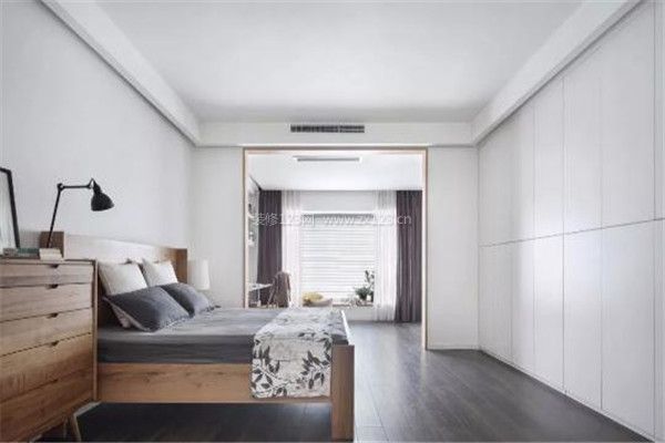 屋顶及墙面留白,显得广阔大气