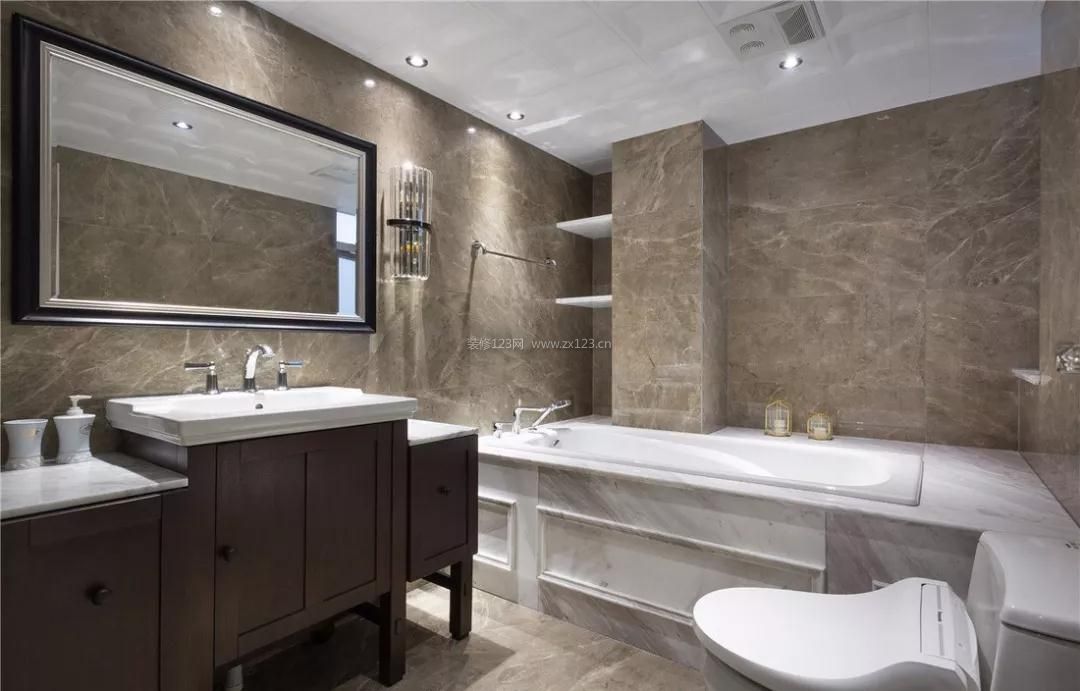 轻奢美式风格的卫生间带浴缸装修效果图