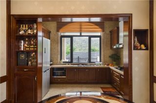 复式家装样板房厨房实木橱柜设计效果图