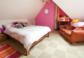 斜面阁楼女生卧室粉色墙面设计图