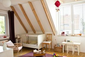 斜面阁楼婴儿房装潢设计效果图片