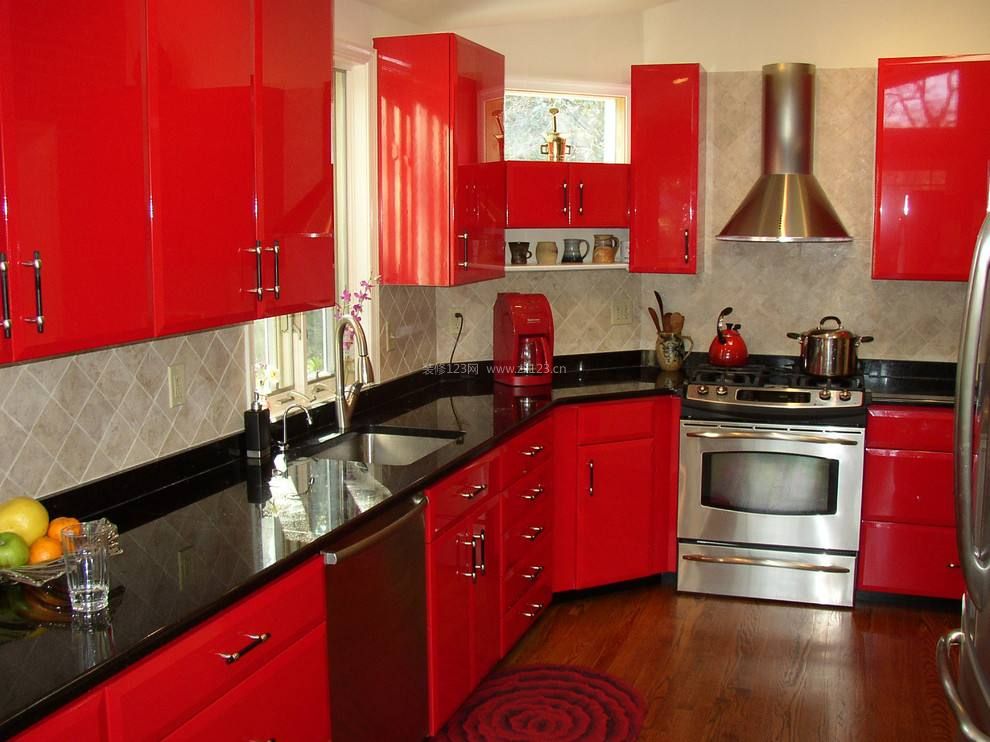 现代风格厨房酒红色橱柜设计图片
