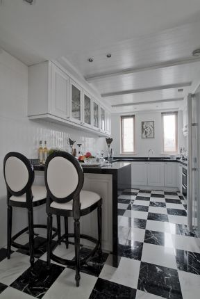 法式厨房黑白相间地砖装修效果图片
