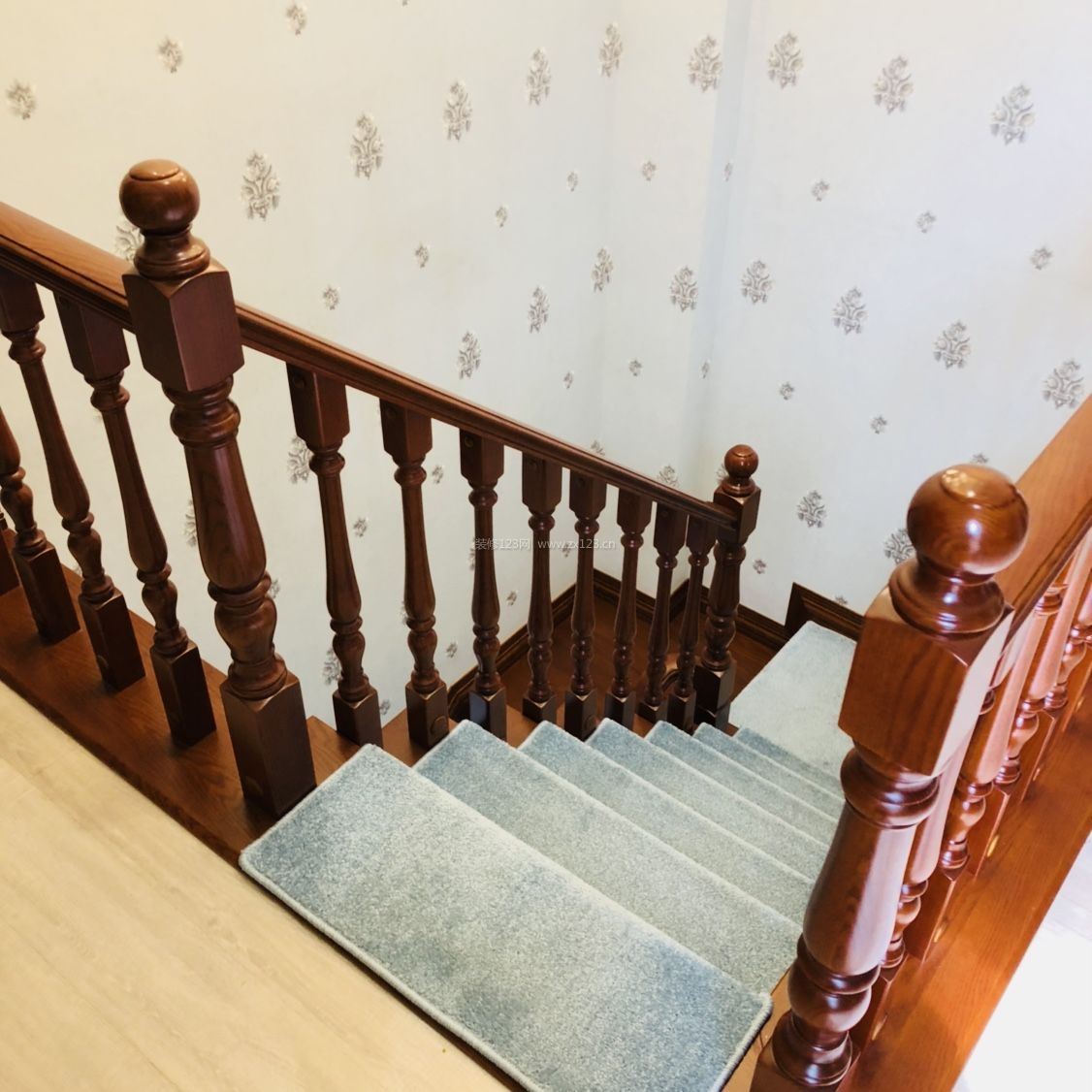 美式简约风格家庭楼梯踏步垫装修图片