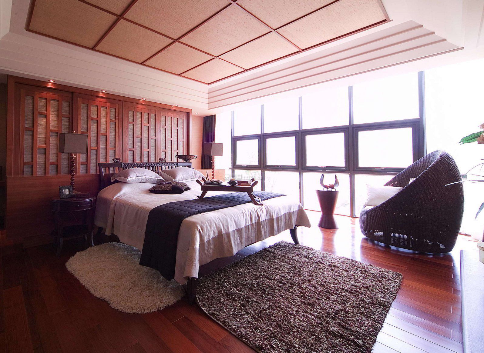 东南亚家装卧室床头木质背景墙设计图片