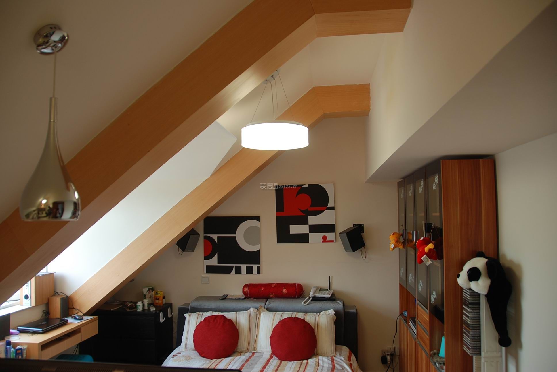 简约风格斜顶阁楼卧室天窗采光设计图片
