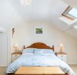 简美式斜顶阁楼卧室天窗设计图片