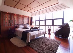 2020东南亚卧室吊顶装修效果图片 2020东南亚卧室床头木质背景墙装修效果图片