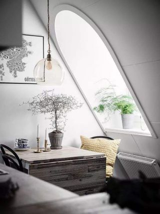 北欧风格斜顶阁楼休闲区天窗设计图片
