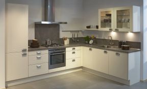 现代风格L型厨房板式橱柜装修设计图片