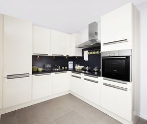 现代风格简单白色厨房板式橱柜装修设计图片