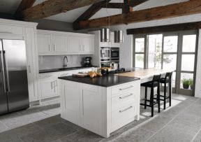 2020厨房白色橱柜图片 2020厨房吧台装修设计效果图