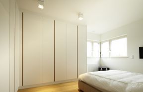 2023时尚白色卧室板式衣柜设计图片