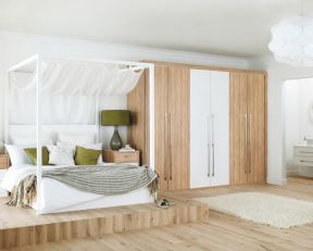 清新北欧风格卧室板式三门衣柜装修设计图片