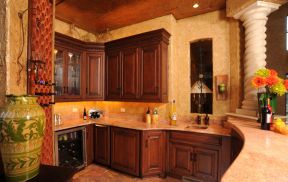 美式风格家庭厨房吊酒柜设计图片