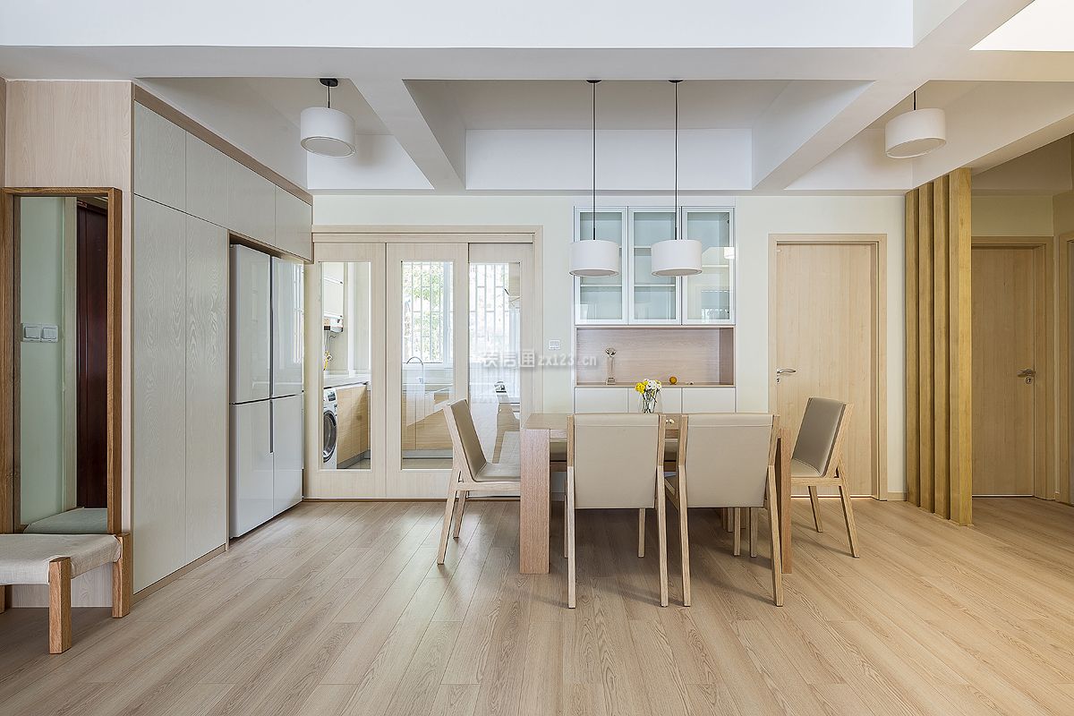 现代简约三居室装修 餐厅木地板装修效果图