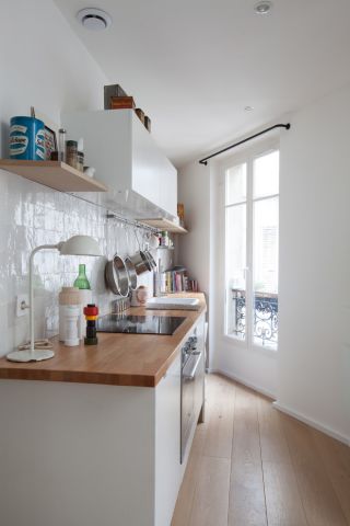 2023北欧迷你公寓厨房白色橱柜装修设计图片