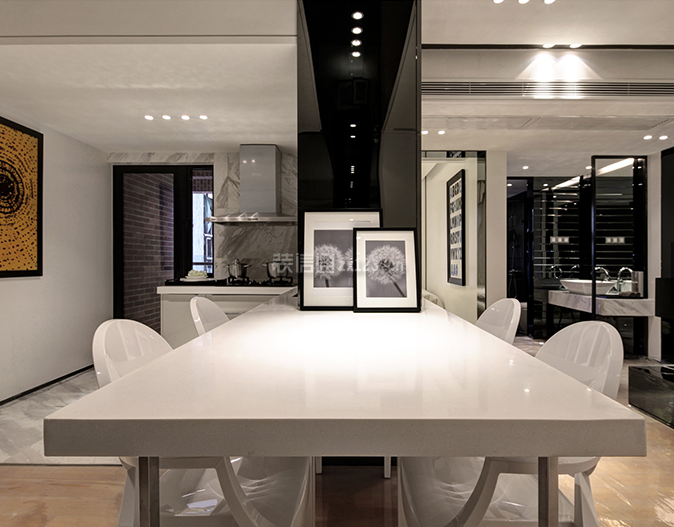 现代风格餐厅白色餐桌餐椅装饰图片