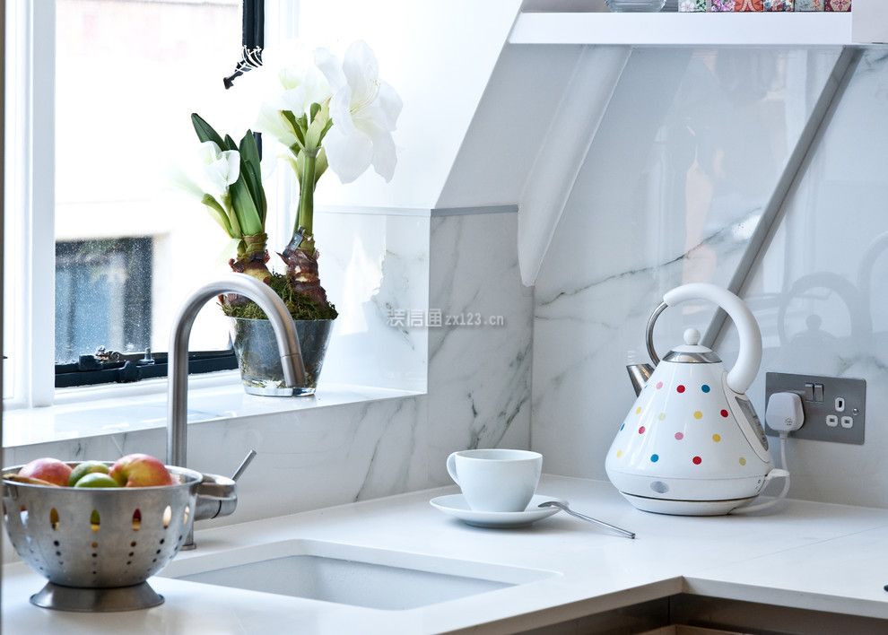 2023时尚简约小公寓厨房洗菜台装修设计图片
