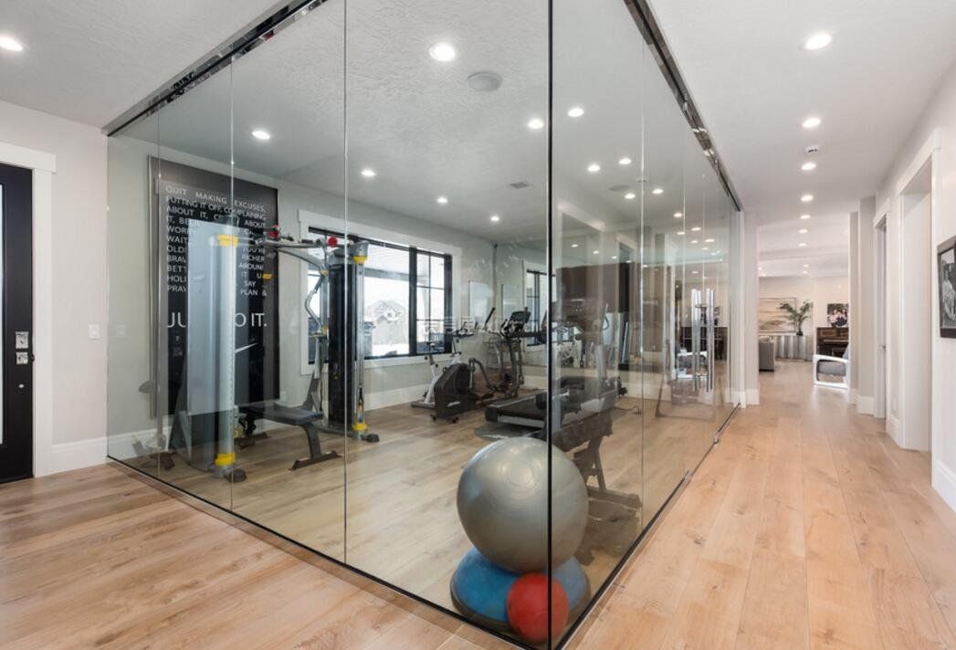 家庭健身房玻璃隔断造型设计图片