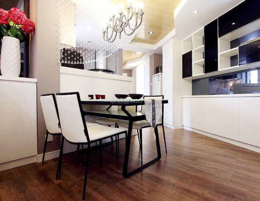 115平米房子餐厅木地板装潢设计图