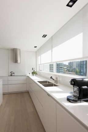  2020欧式白色厨房装修效果图 长方形厨房装修效果图 长方形厨房橱柜效果图 