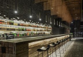现代工业风格大型酒吧设计装修图