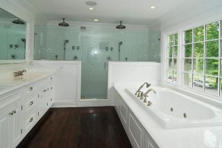 别墅浴室白色浴缸家装图片欣赏