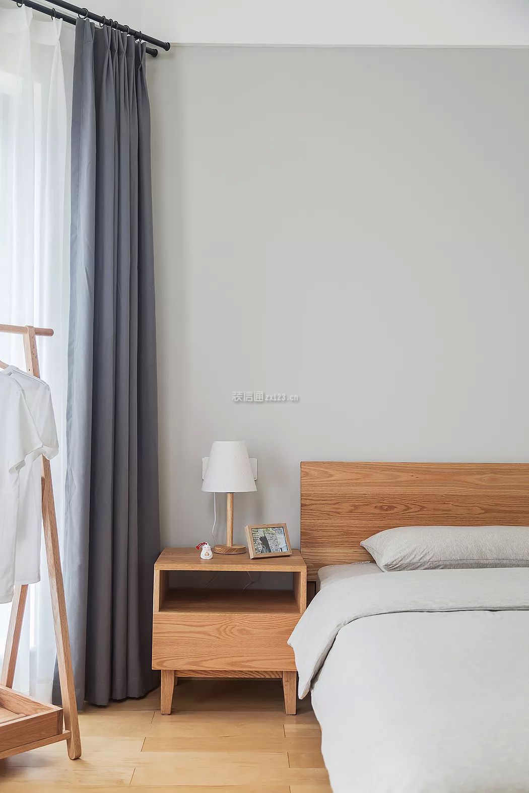 北欧日式风格126平三居卧室小台灯设计图片